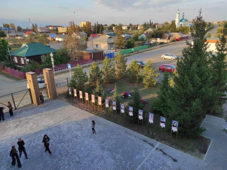 Сквер им дзержинского омск. Митинг навального омск соборная площадь. Любинский проспект с любочкой сегодня. Жизнь в омске. Необычные места в омске.